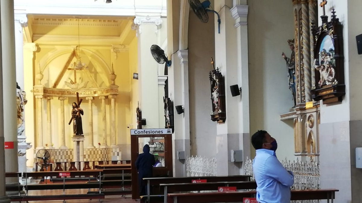 Fe. Los fieles llegaron desde temprano hasta el templo católico, situado en el corazón de la urbe.