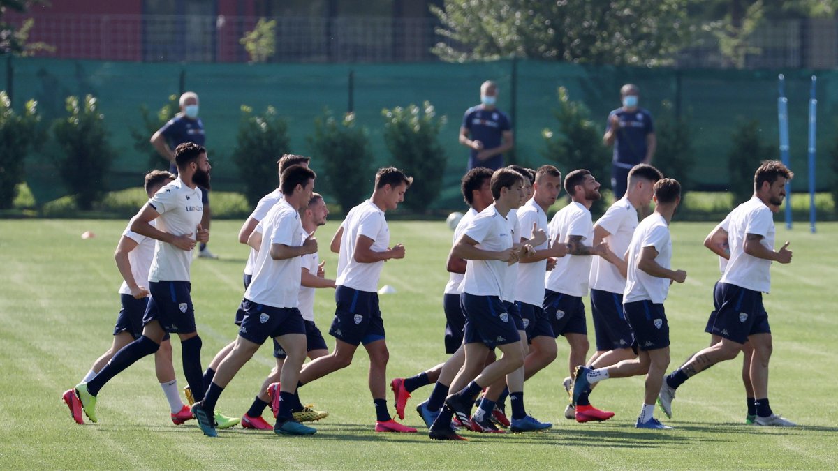 Los jugadores del Brescia, así como gran parte de los equipos del Calcio italiano entrenan ya hace dos semanas en espera del aviso del regreso oficial.