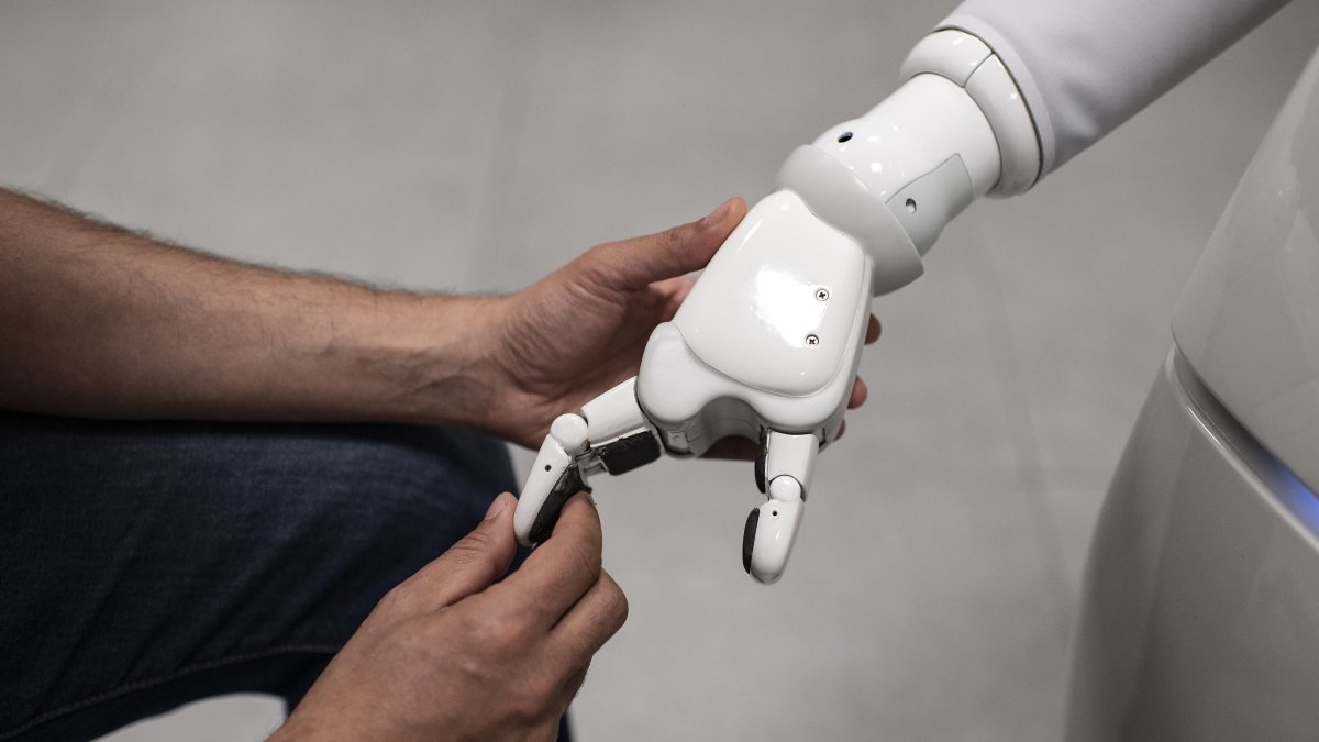 El robot realiza su trabajo gracias a un brazo desechable impreso en 3D.