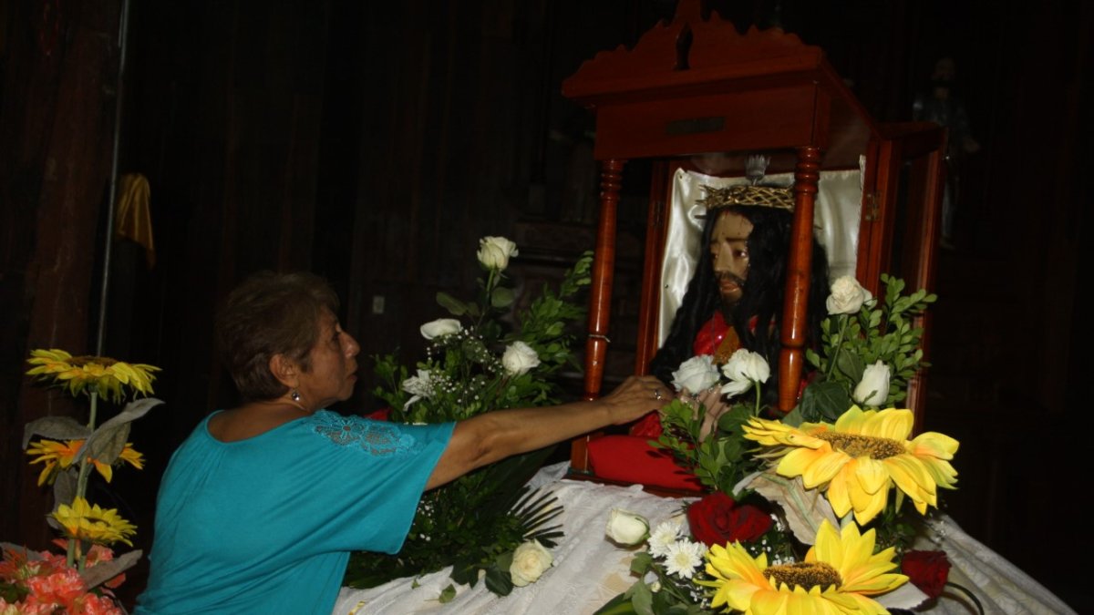 Oración. Una devota del Señor de las Aguas pide que la pandemia termine y que puedan retomar la normalidad.