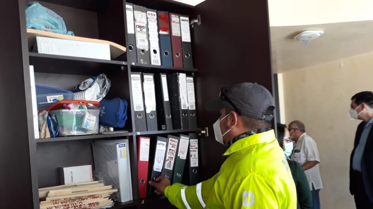 Un grupo de policías, con la presencia de un fiscal, ingresó a las oficinas de compras públicas