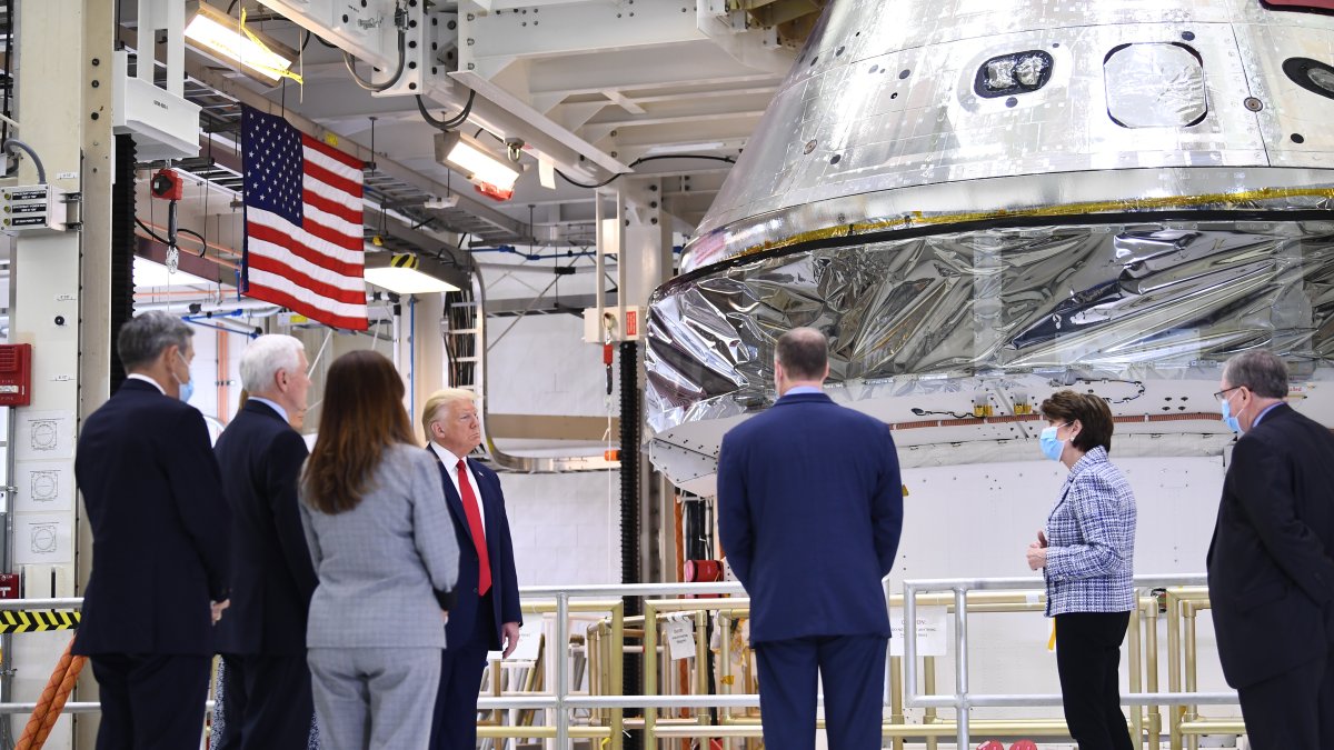 El presidente Donald Trump, acompañado por la primera dama Melania Trump recorrieron las instalaciones de la NASA antes de ver el lanzamiento de SpaceX.