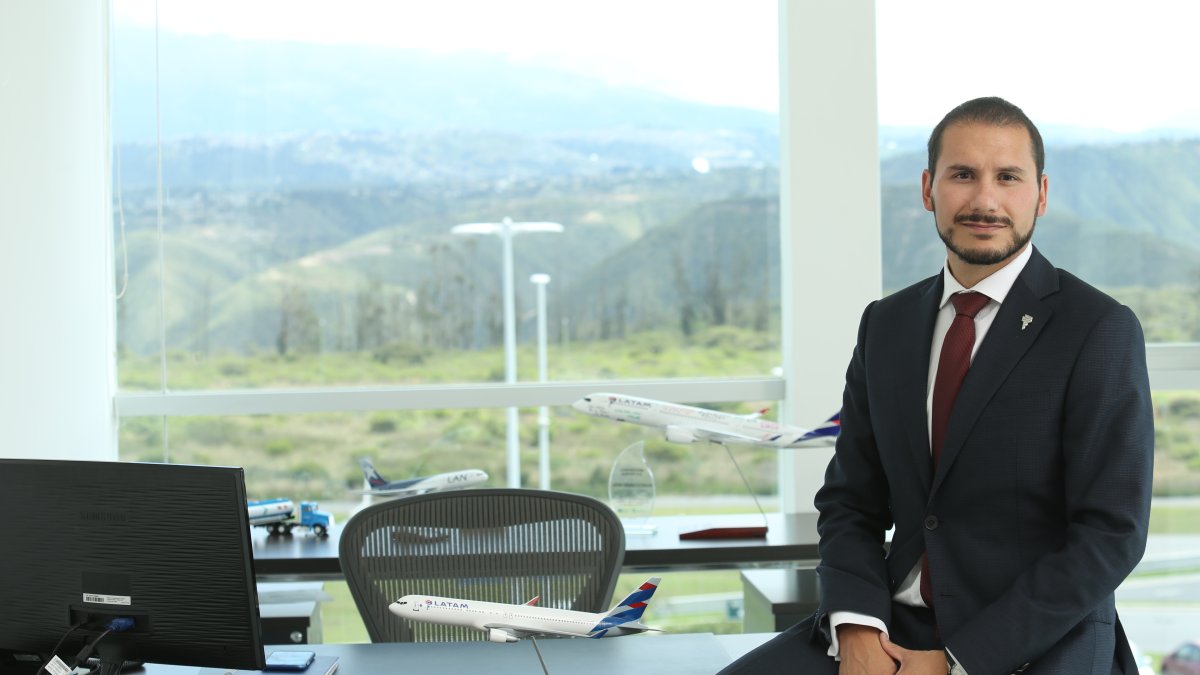 Daniel Leng es el director ejecutivo de Latam Ecuador. Es máster en Gestión de Operaciones. Ha laborado en las áreas de Negociaciones Estratégicas y Proyectos de Eficiencia Financiera de la aerolínea.