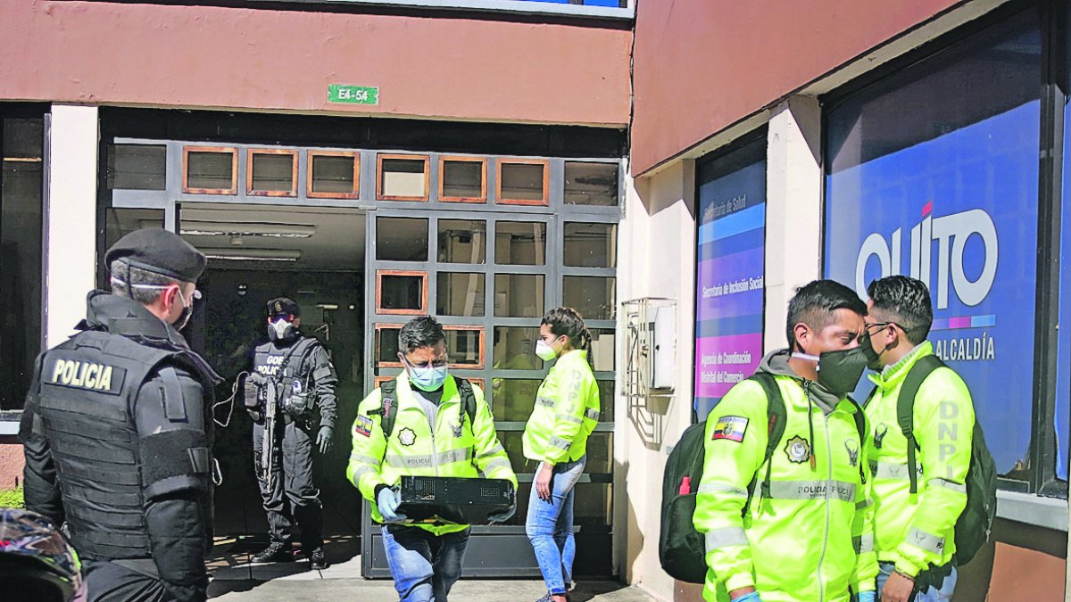 Evidencias. Computadoras y documentos figuran entre las evidencias recopiladas en los allanamientos.