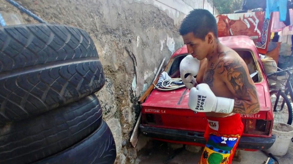 El boxeador Jonathan Chicaiza entrena en casa.