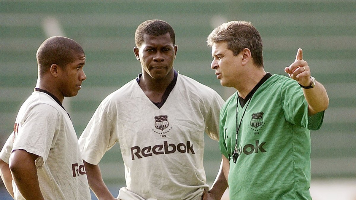 El técnico argentino Julio Asad (d) dirigió a Emelec en el año 2003. Tuvo a su cargo a jugadores como Otilino Tenorio (i) y Augusto Porozo (c).