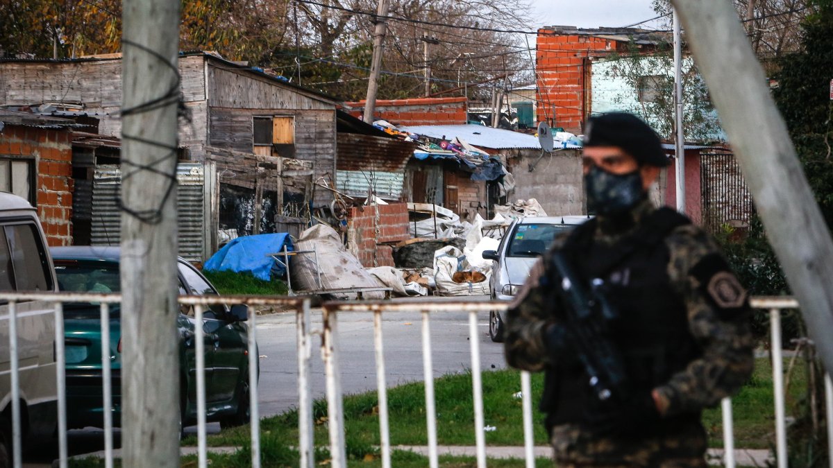 CERCO. Desde el lunes el acceso al barrio Villa Azul está restringido. De una cuarentena estricta por 15 días.