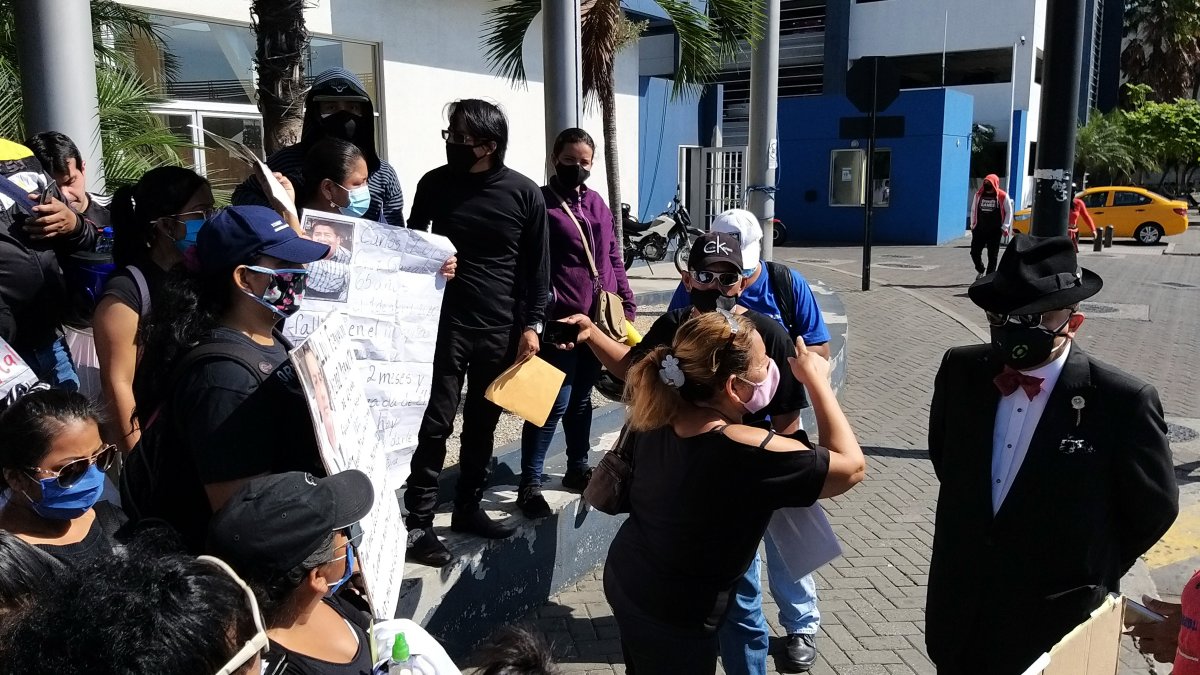 En el Cuertel Modelo se citaron esta mañana los parientes de los fallecidos que no han sido sepultados.