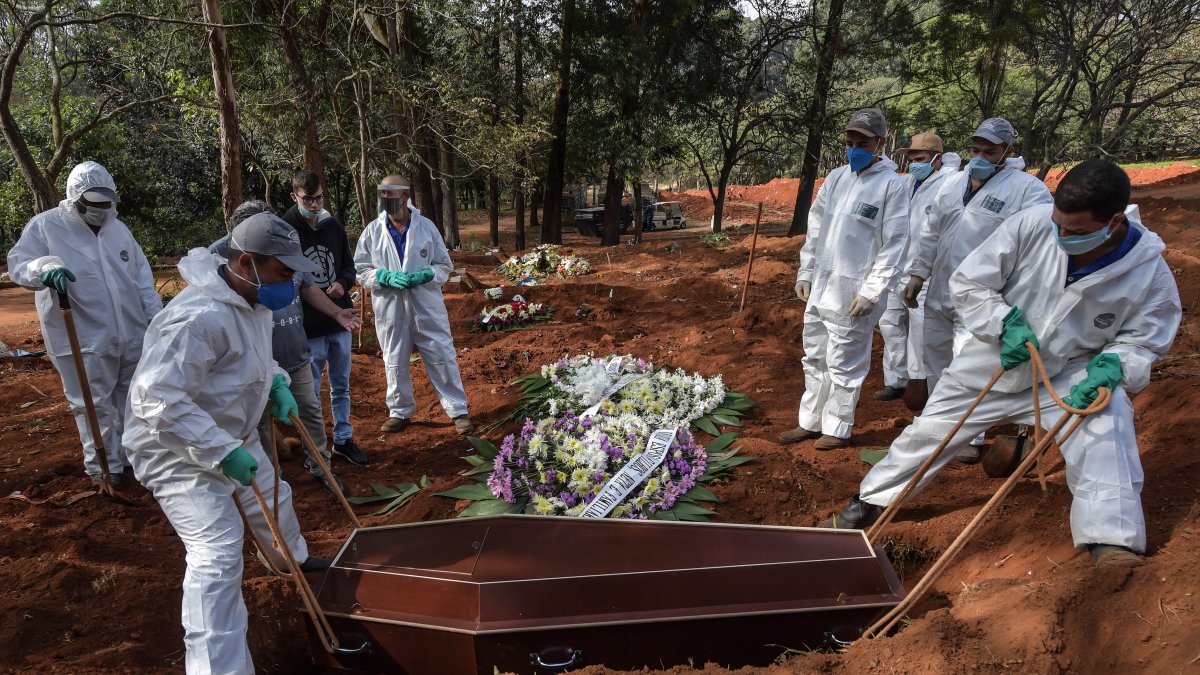 Una persona que murió de COVID-19, en días pasados, es sepultada en el cementerio de Vila Formosa, en las afueras de Sao Paulo, Brasil