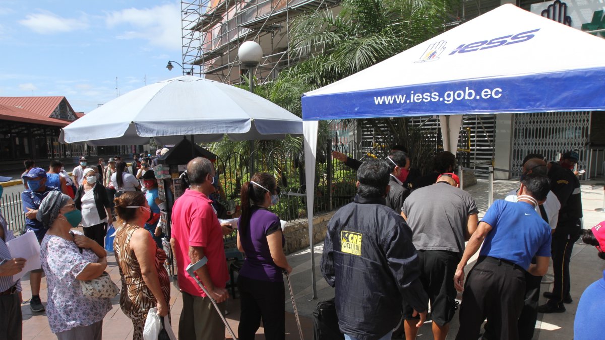 La reapertura de realización de trámites en el IESS trae aglomeraciones.