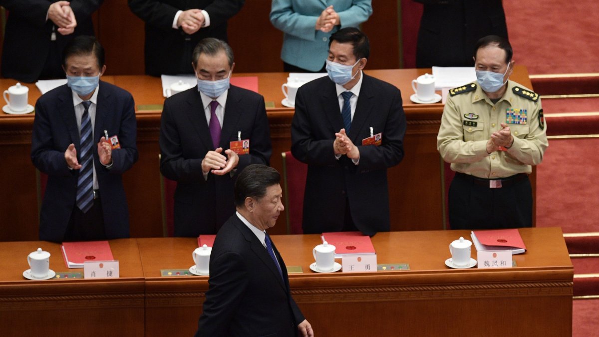 El presidente chino, Xi Jinping, es aplaudido a su llega, este jueves, a la sesión de clausura del Congreso Nacional del Pueblo en el Gran Salón del Pueblo, en Beijing