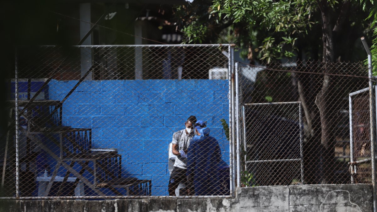 Los futbolistas se lavaron las manos y luego aplicaron gel antes de entrenar ayer en Samanes.