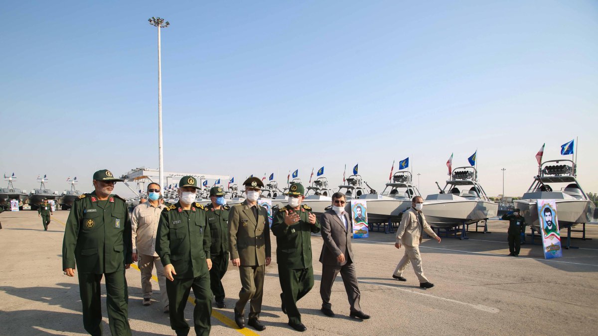 BANDAR ABBAS. El ministro de defensa, Amir Hatami, y jefes de la Guardia Revolucionaria, en la entrega de buques de alta velocidad destinadas a aguas del Golfo Pérsico.