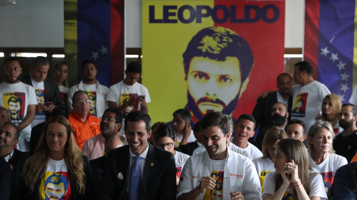 Juan Guaidó junto a varios dirigente opositores, en febrero del año pasado, durante una rueda de prensa, en Caracas