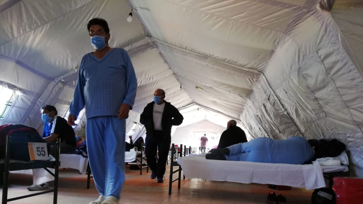 Pacientes a su paso por las carpas militares instaladas afuera del hospital del IESS del sur de Quito.