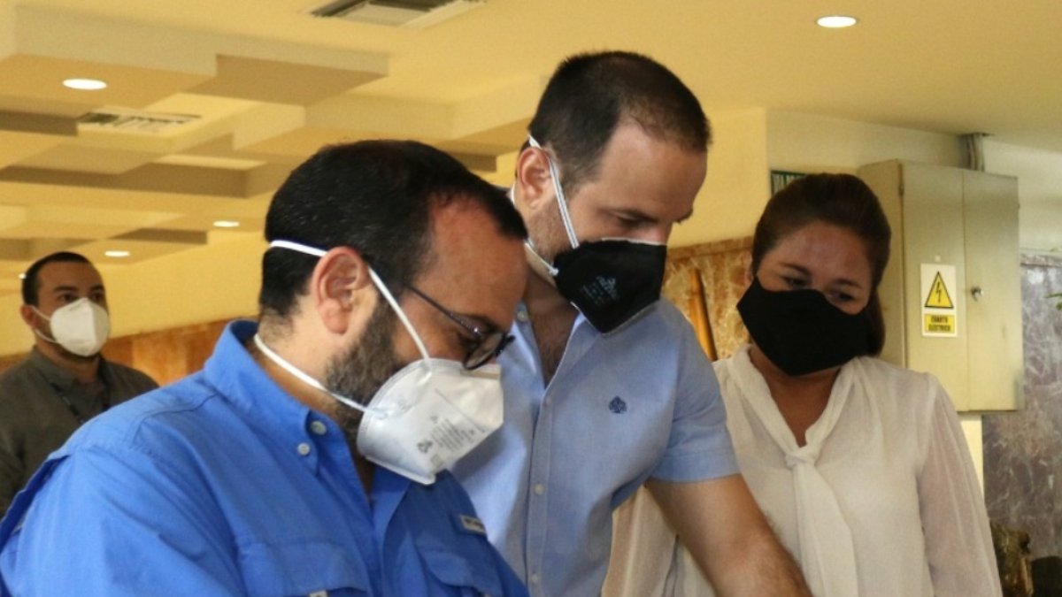 Jorge Wated, titular del Seguro Social, recibió insumos médicos para los hospitales de Los Ceibos y Teodoro Maldonado por parte del Municipio de Guayaquil.