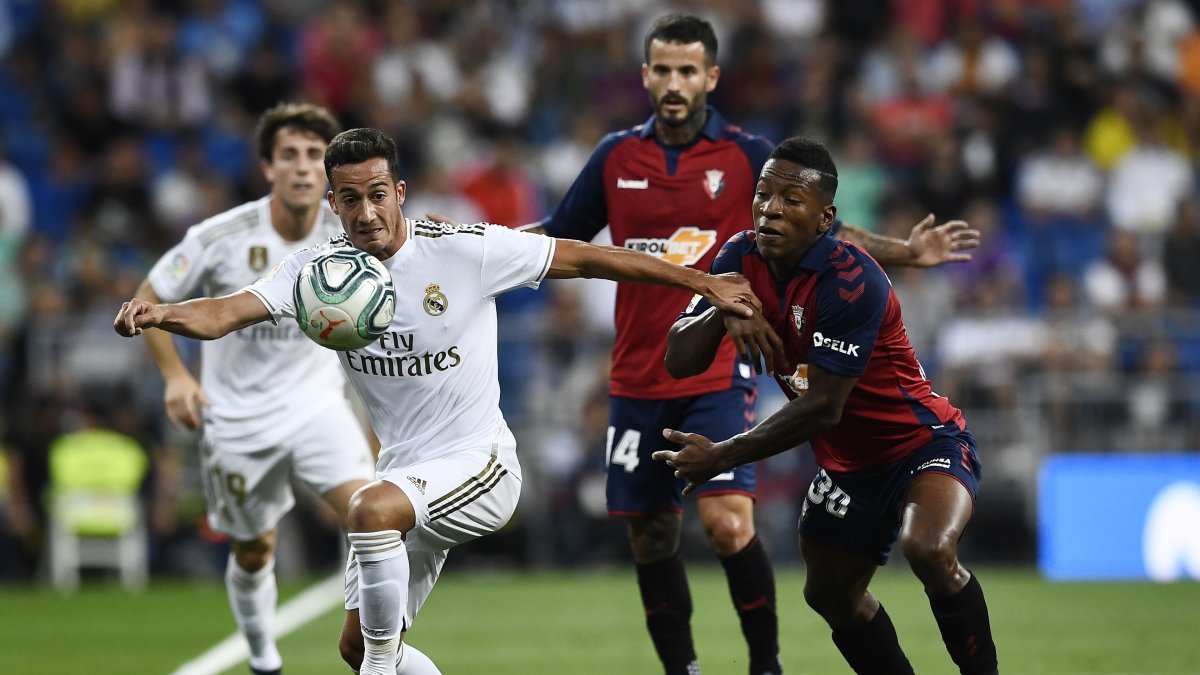 Pervis Estupiñán (derecha) volverá a las canchas en dos semanas defendiendo al Osasuna ante la Real Sociedad