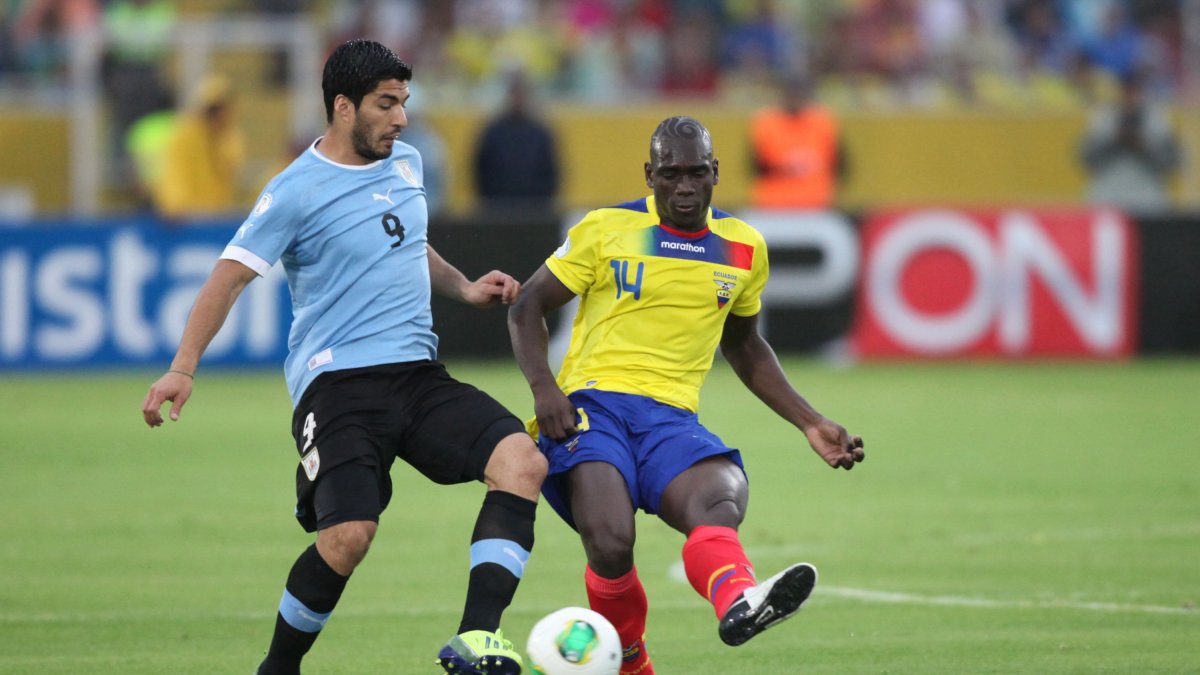 El volante ecuatoriano Segundo Castillo (d) indicó que el tema del Piso 17 se tuvo que haber manejado mejor.