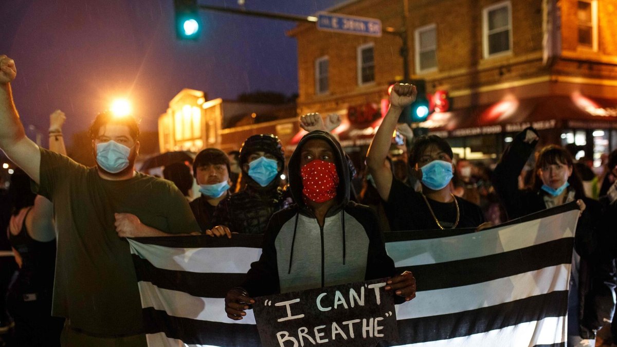 Los cargos fueron revelados poco después del anuncio del arresto de Chauvin.