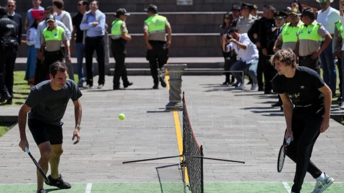 Durante su visita a Ecuador, Roger Federer (i) jugó tenis en la Mitad del Mundo con Alexander Zverev.