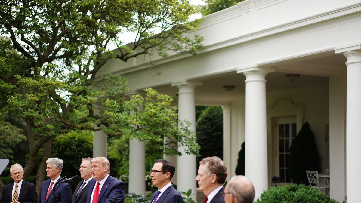 El presidente de los Estados Unidos, Donald Trump (c), durante la conferencia de prensa de este viernes, en el Rose Garden de la Casa Blanca