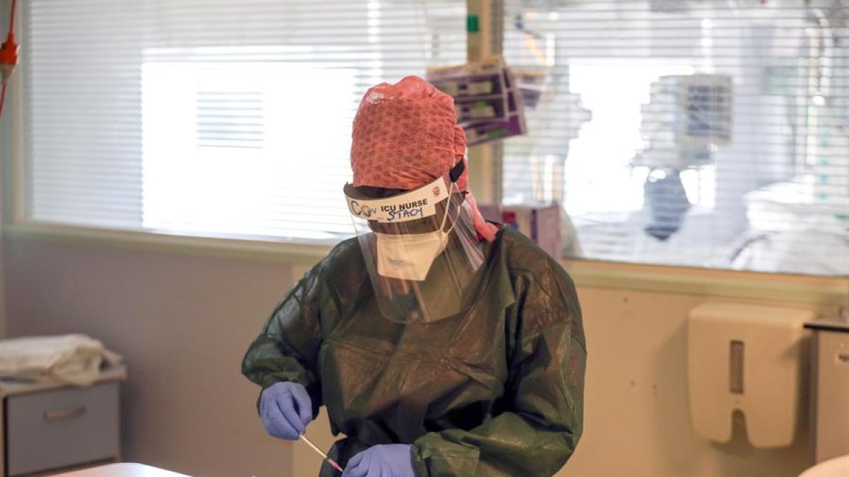 Una enfermera trata a un paciente que padece coronavirus en una sala de cuidados intensivos en el Hospital Frimley Park en Surrey, Gran Bretaña.