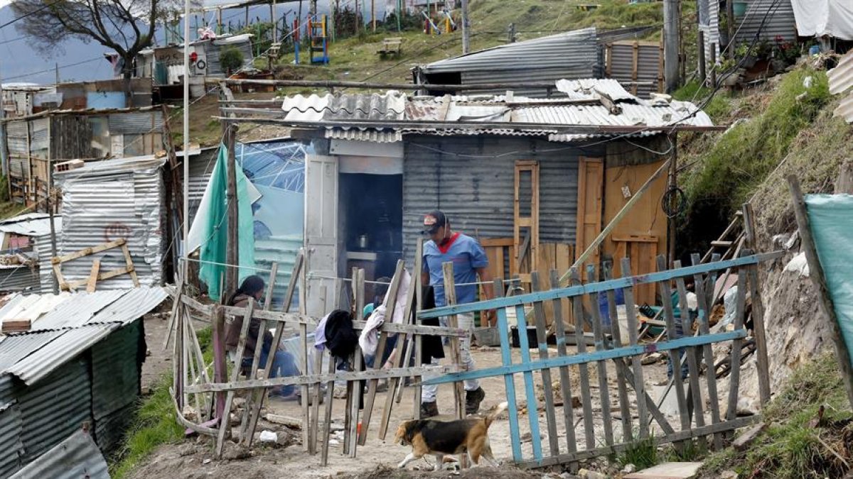 Vista ede una familia en su casa de Altos de la Estancia, donde se han producido varios desalojos durante las últimas semanas, en Bogotá, capital de Colombia.
