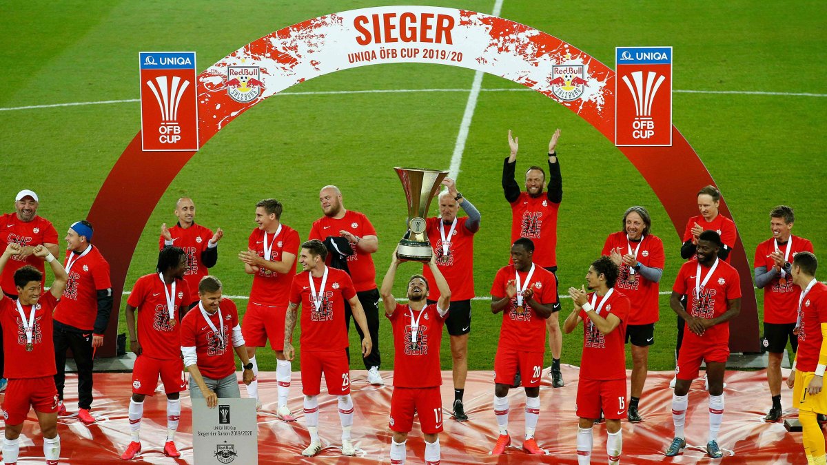 Diferente a otros festejos, los jugadores se ubicaron en las zonas señaladas para mantener la distancia entre ellos.