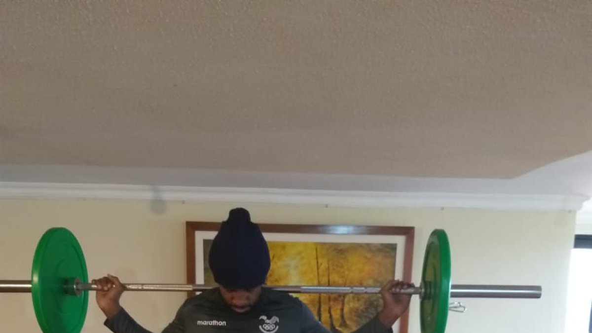 El boxeador ecuatoriano Julio César Castillo, vicecampeón mundial de boxeo en los 91 kilos, entrena en Cuenca.