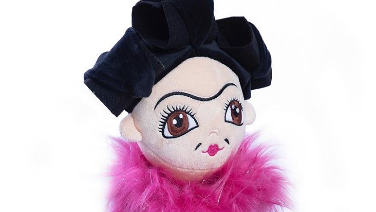 La muñeca esta hecha por mano de obra ecuatoriana.