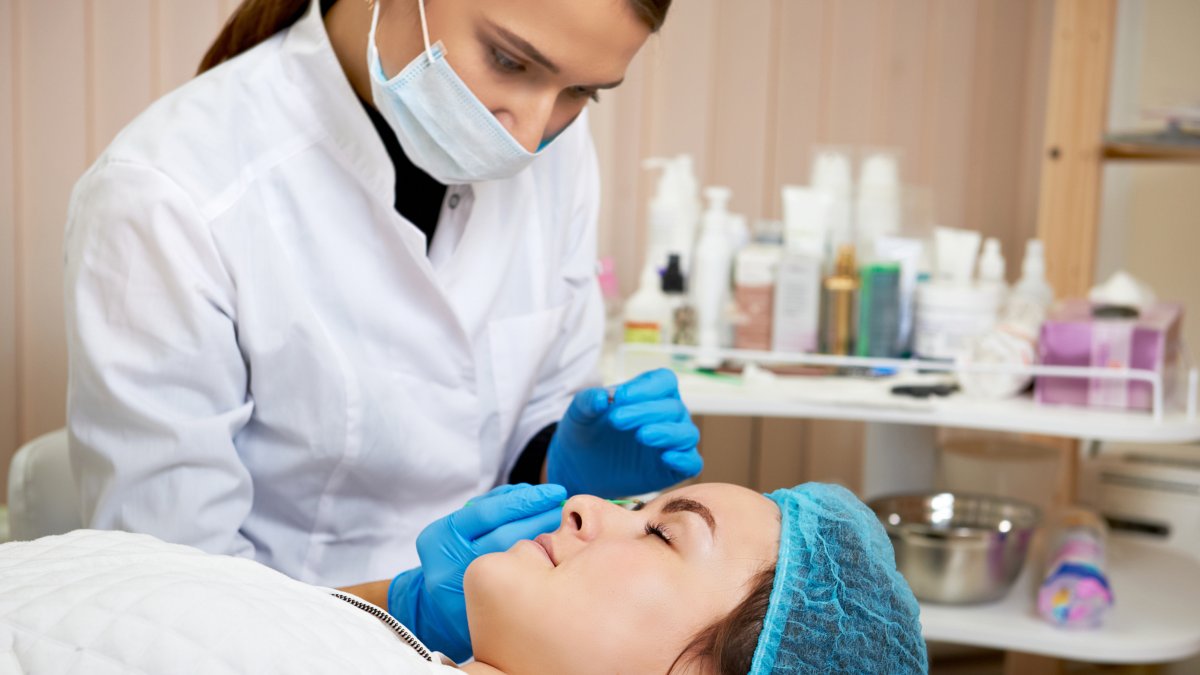 Si el centro estético utiliza una camilla para cualquier servicio, es indispensable que cambie las sábanas cada vez que atienda a un paciente.