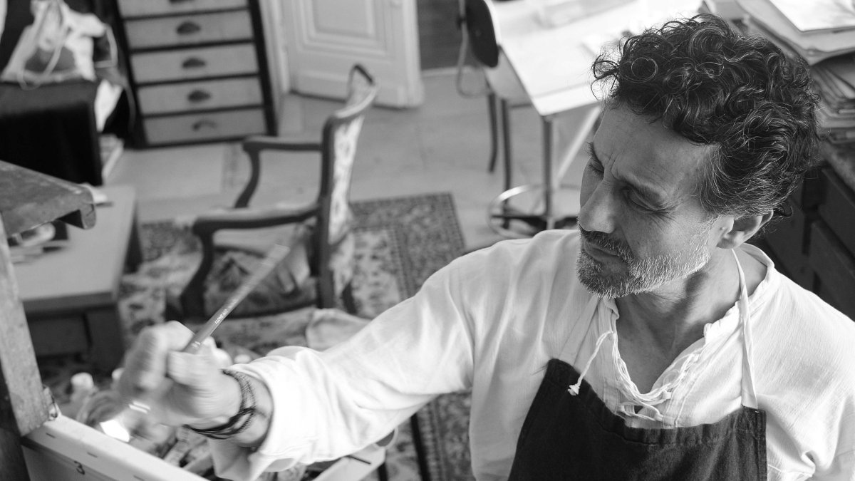 Es artista plástico y vive en Francia.