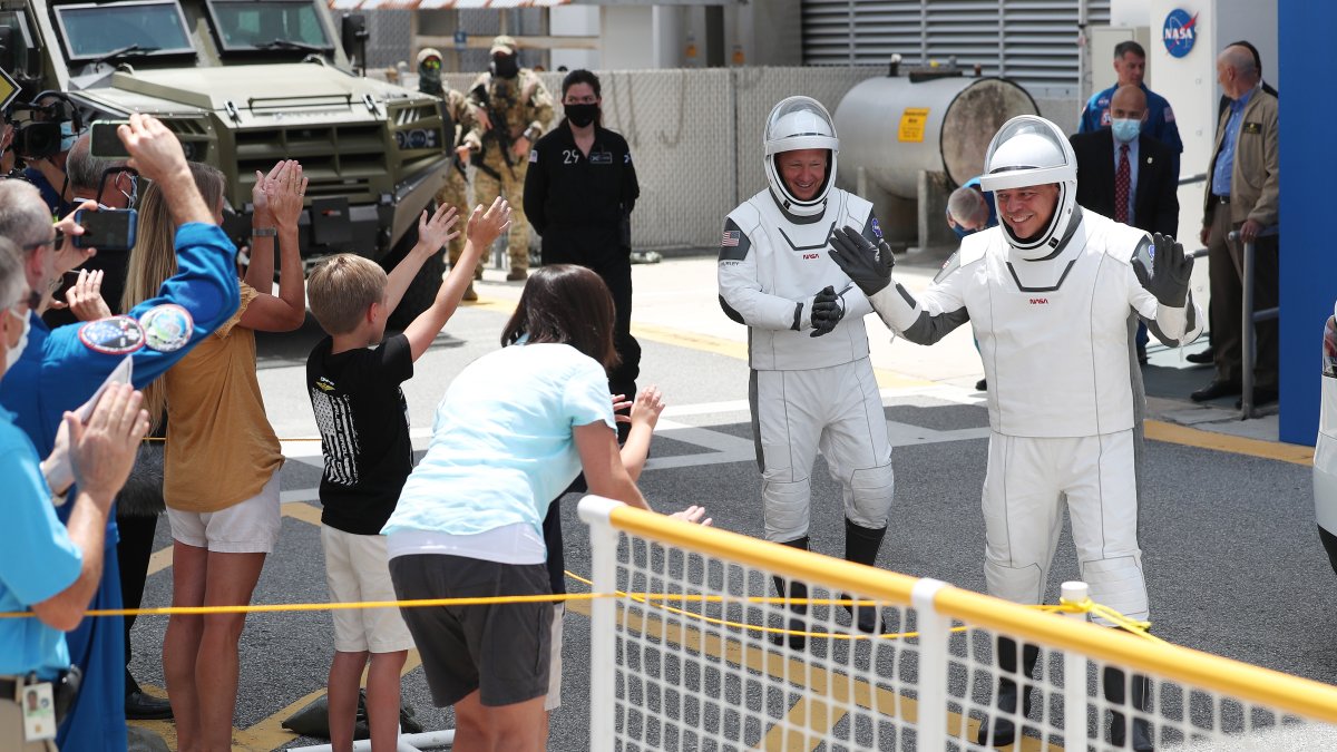 Los astronautas de la NASA Bob Behnken, de 49 años, y Douglas Hurley, de 53, expilotos militares que se unieron a la agencia espacial en 2000, despegarán hacia la Estación Espacial Internacional (ISS).