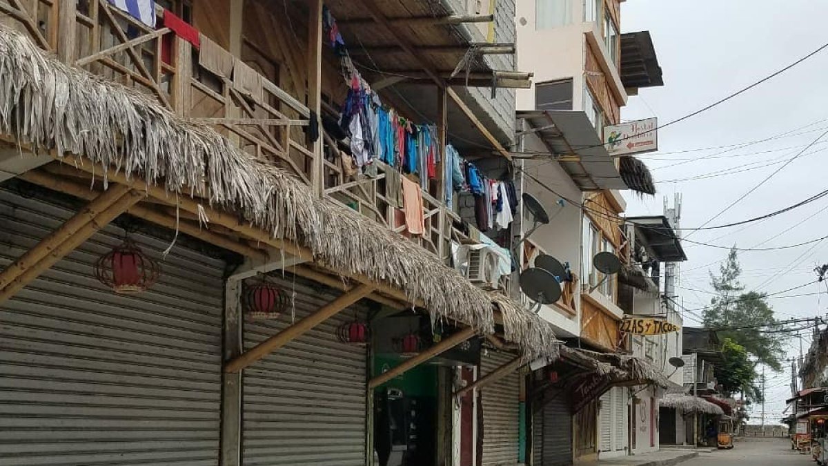 Soledad. El color que caracteriza a Montañita, opacado por el cierre de sus locales, bares y restaurantes. La comunidad lucha por sobrevivir.