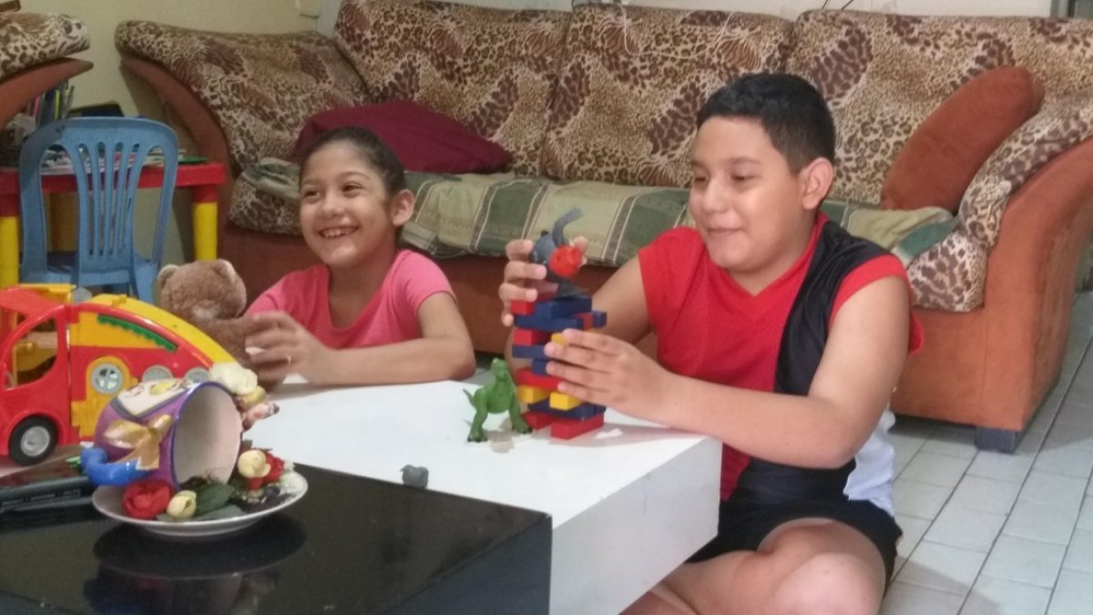 El juego. Keyla y Roberto Valeriano disfrutan de construir con ladrillos plástico una torre.