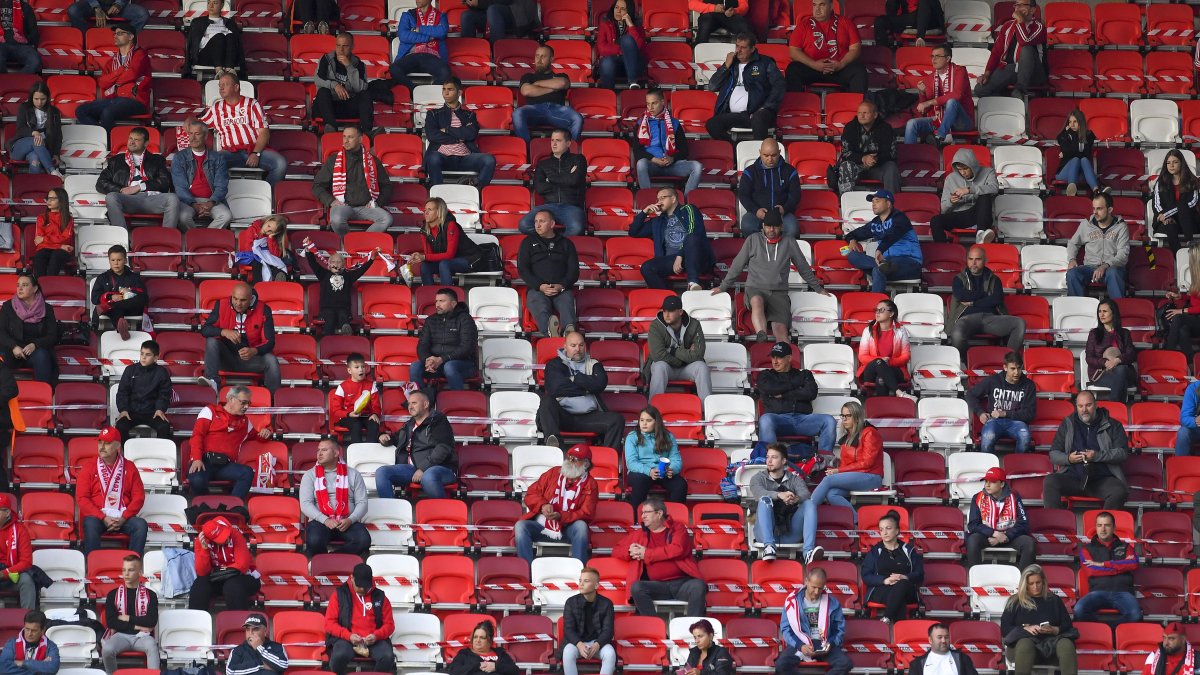 Los hinchas fueron ubicados uno cada cuatro asientos y dejar además una fila horizontal de separación.