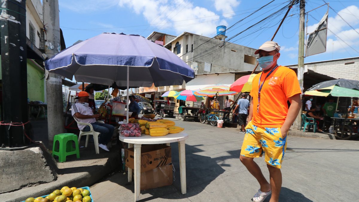 El comercio informal en Guayaquil también empieza a retormar su espacio.