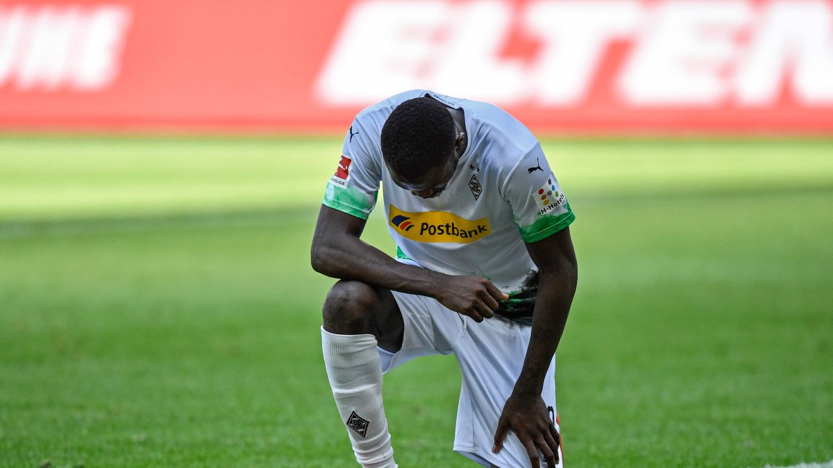 Marcus Thuram del equipo Moenchengladbach protestó por la muerte de George Floyd.