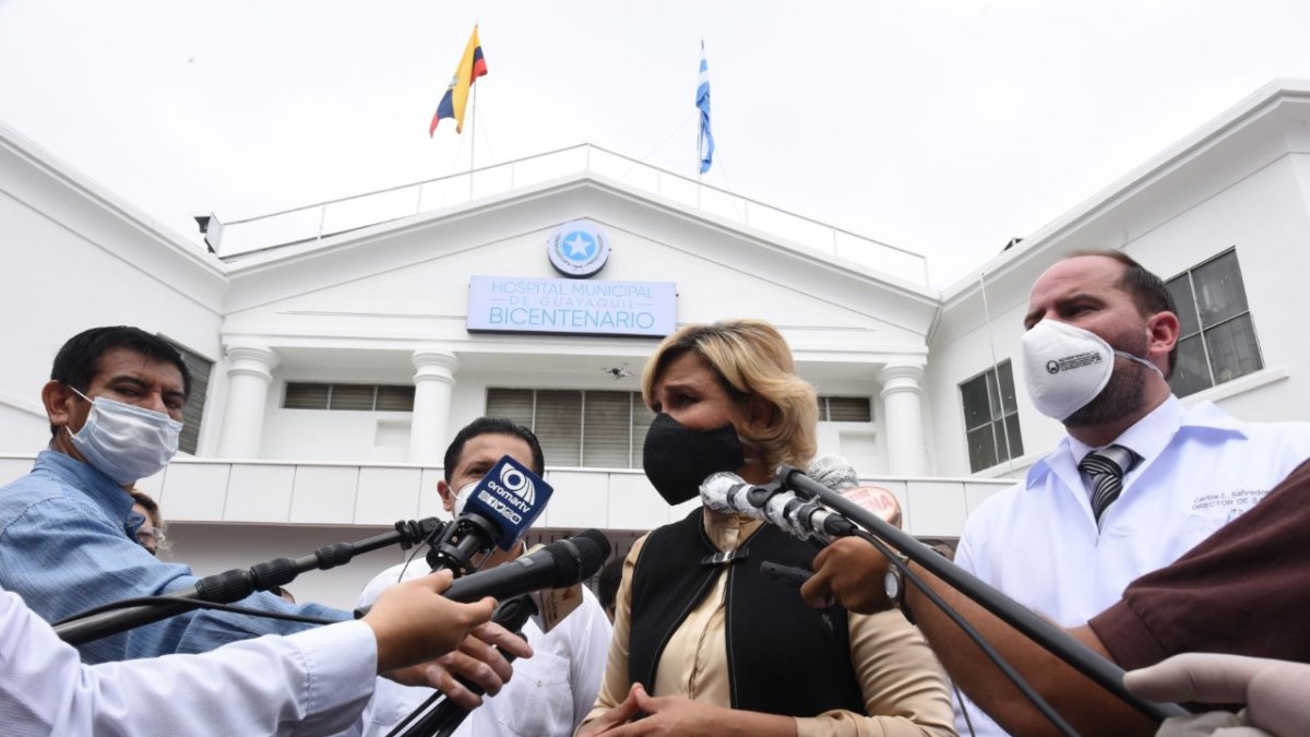 La alcaldesa Cynthia Viteri, durante la inauguración del nuevo hospital.