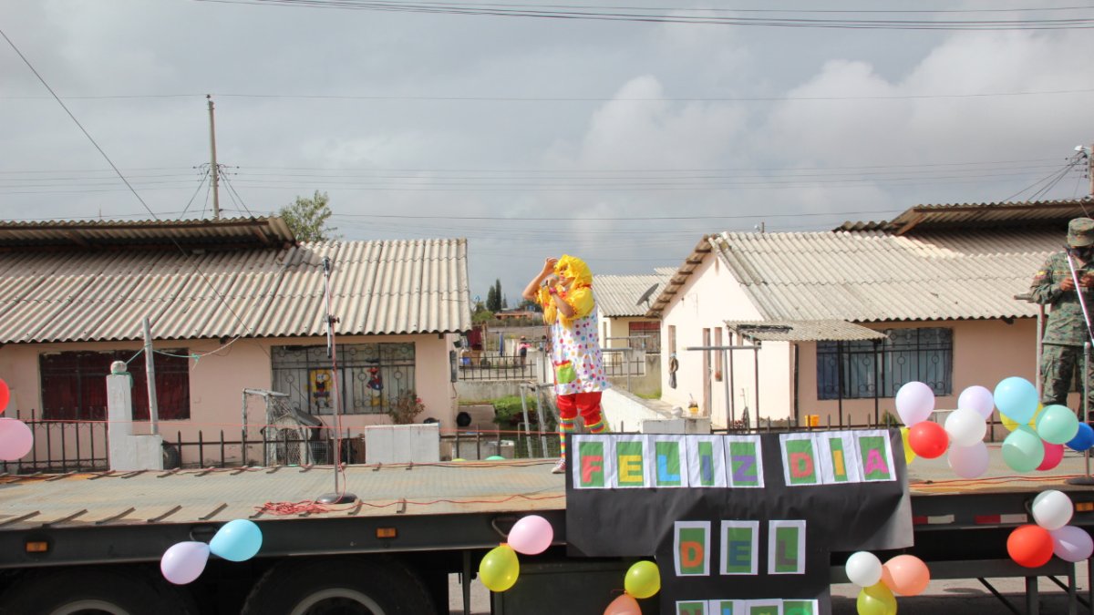 Unos 300 niños de la Brigada Blindada Galápagos recibieron un homenaje por el Día del Niño