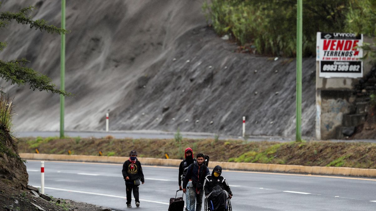 La movilidad es uno de los aspectos que debe cambiar con la pandemia. Un grupo de ciudadanos venezolanos, uno de ellos con discapacidad, transita el pasado 28 de mayo en una carretera cercana a Quito.