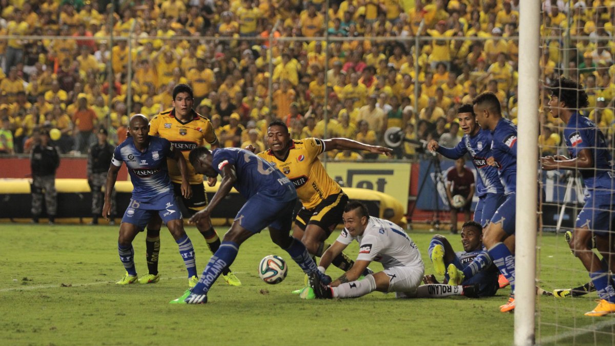 Luis Caicedo (c), exvolante de Barcelona, solo jugó la final de ida ante Emelec en 2014.