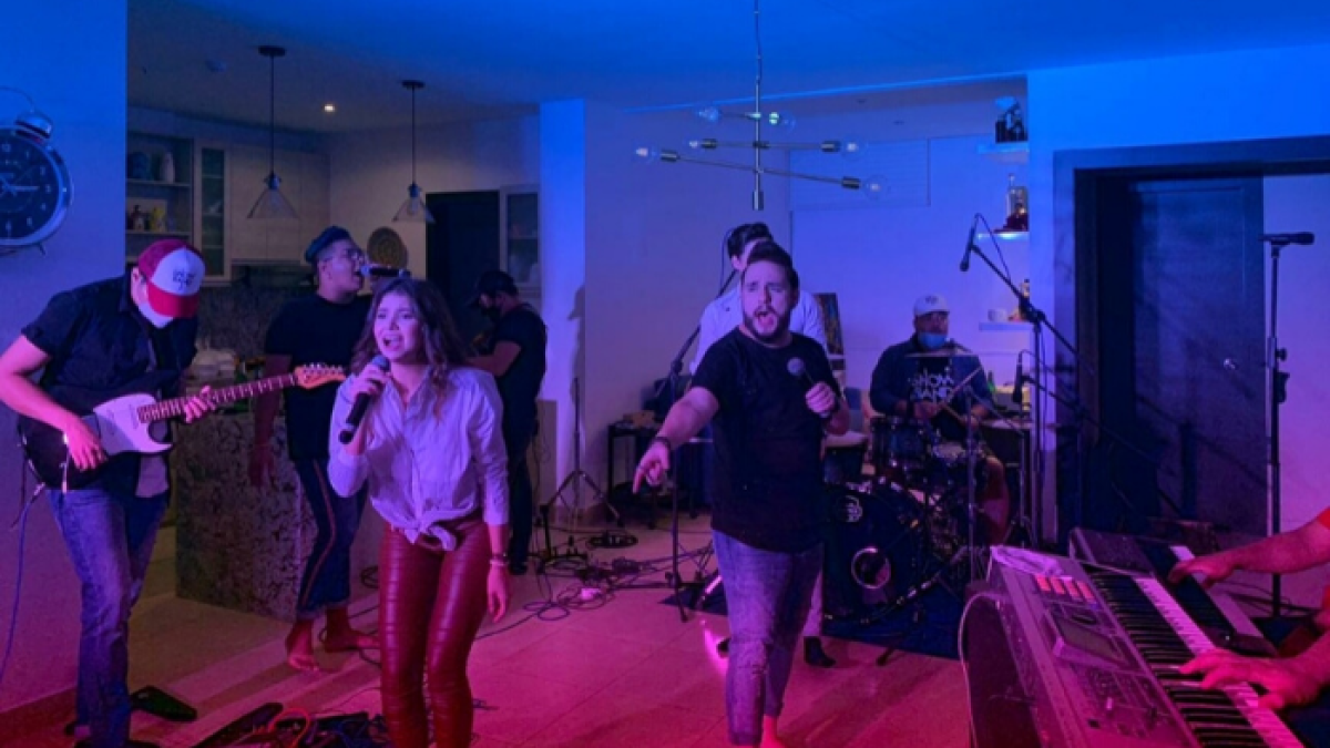 Nicole Rubira puso el toque femenino con su envolvente voz.