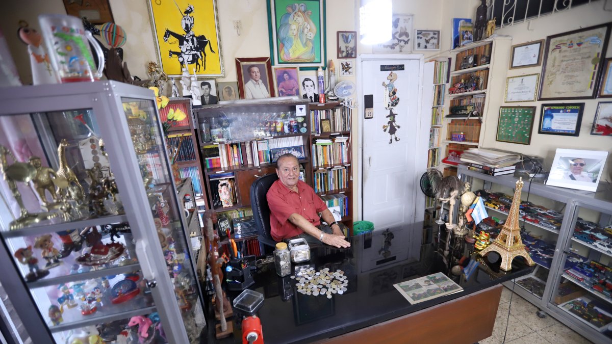 Robespierre Rivas, radica en Guayaquil y es docente jubilado, escritor, periodista y coleccionista.