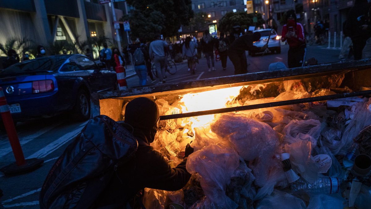 Decenas de coches policiales destrozados, algunos quemados, agentes heridos, una comisaría en llamas, disturbios violentos frente a la Casa Blanca.