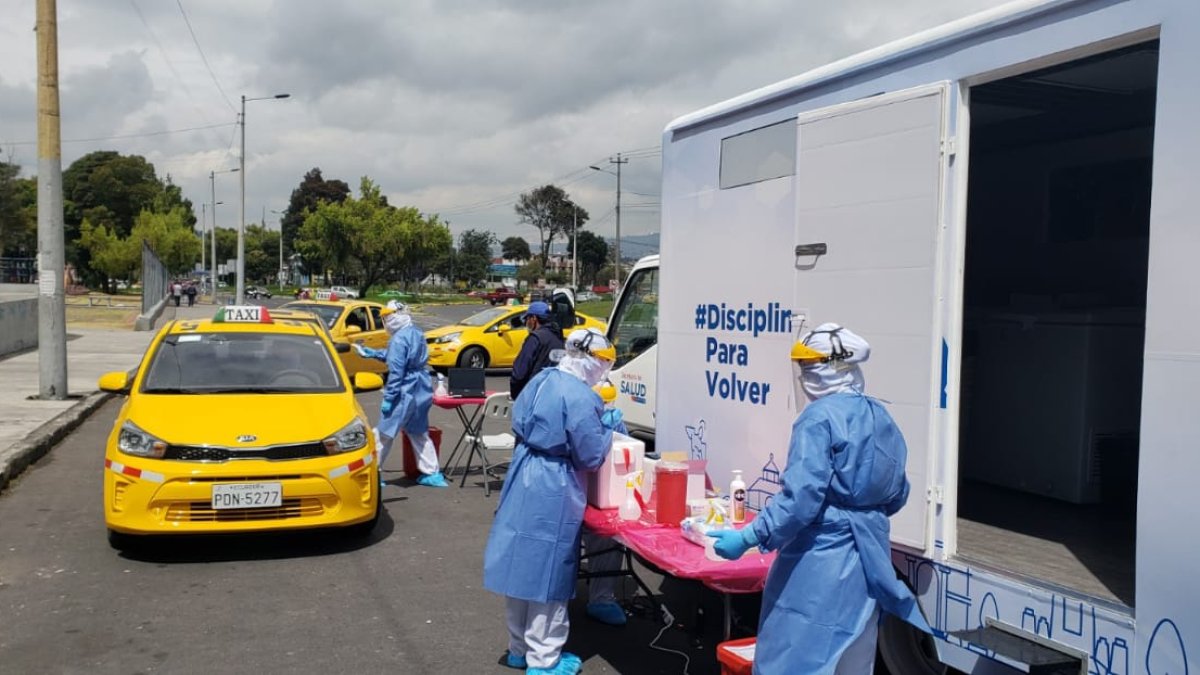 La alcaldia de Quito realizó ayer pruebas PCR a los taxistas para determinar que no tengan COVID-19 y puedan salir a trabajar.