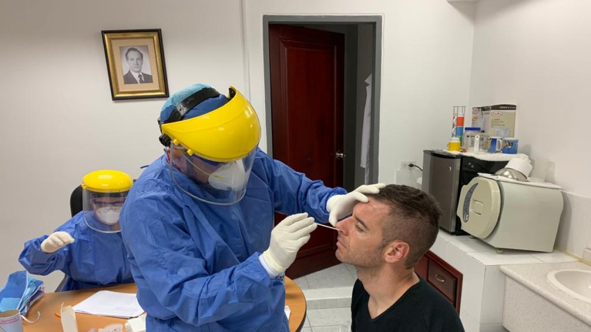 Adrián Gabbarini es chequeado por el cuerpo médico de Liga de Quito, la mañana de este lunes