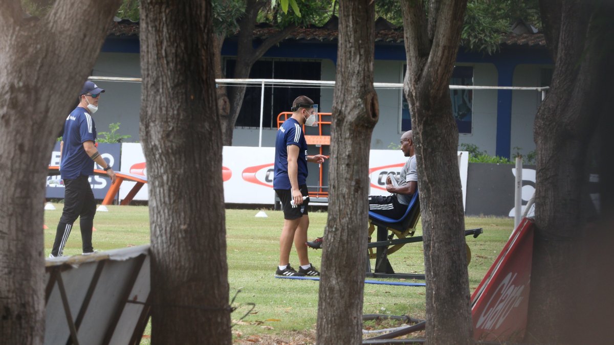 Los entrenamientos que Emelec realizó hoy en el Polideportivo Samanes (a puerta cerrada) fueron en grupos, manteniendo la distancia entre sus integrantes.
