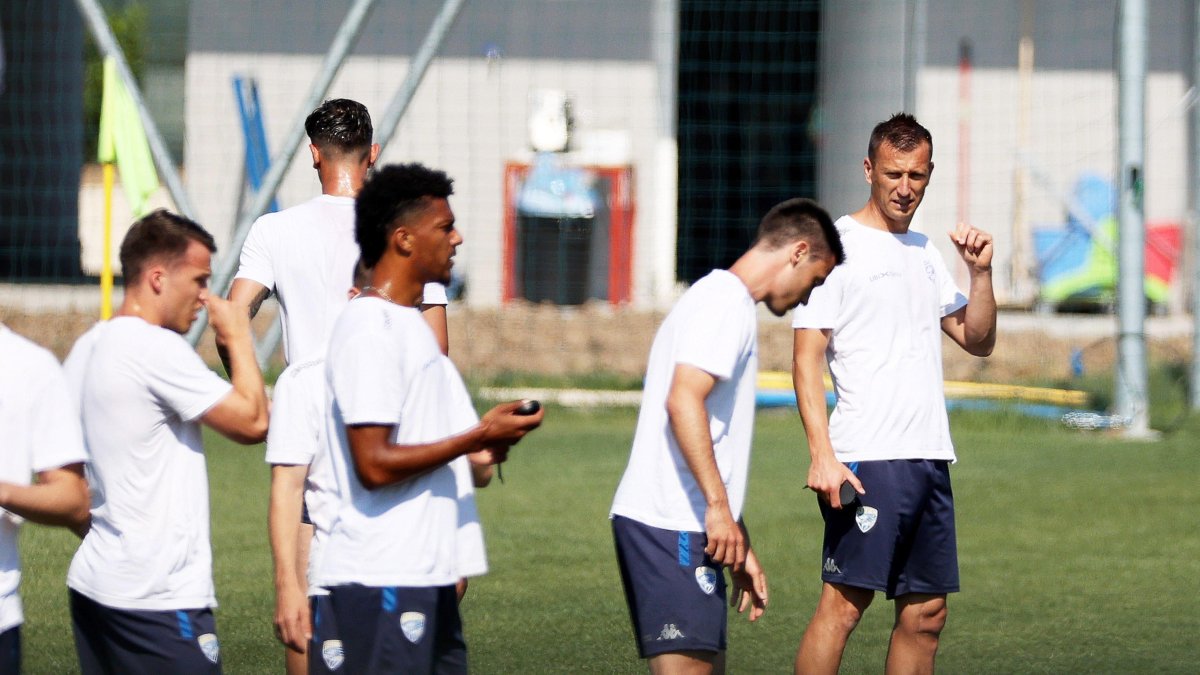 Jugadores del Brescia durante el entrenamiento de esta mañana. Todos los clubes del Calcio afinan ya detalles para el regreso a la alta competencia.