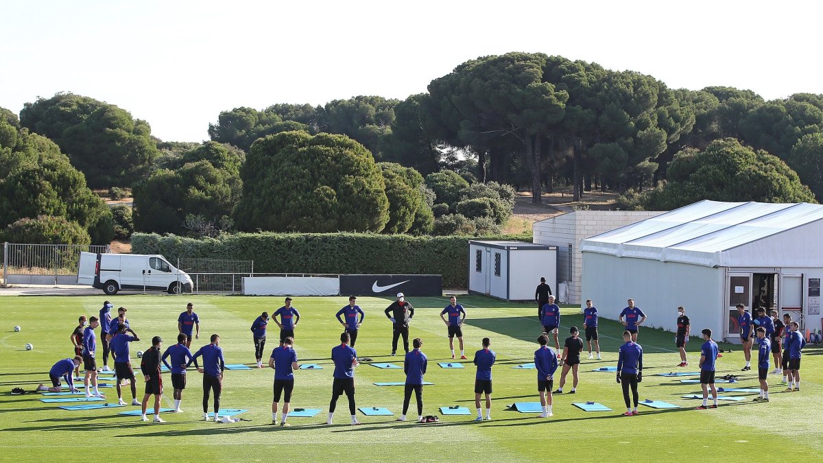 La plantilla del Atlético de Madrid en pleno durante la práctica de este lunes 1 de junio cuando ya pudieron juntarse todos los jugadores.